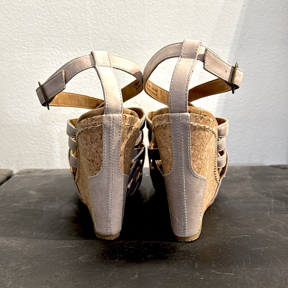 J shoe’s 'Celie' leather Ankle-Strap Platform Sandals in Neutral. size 38 /7 - Picture 3 of 7